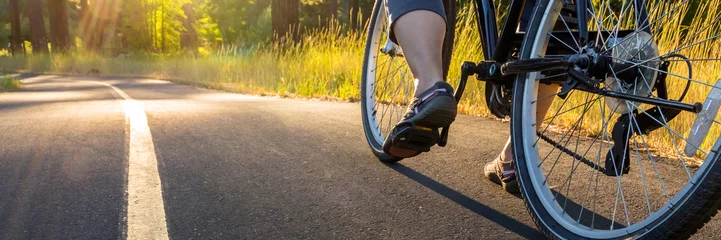 Photo sur Plexiglas Vélo Faites du vélo sur le chemin asphalté illuminé par le soleil.