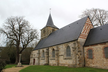Fototapeta na wymiar Calvaire et église romane en France