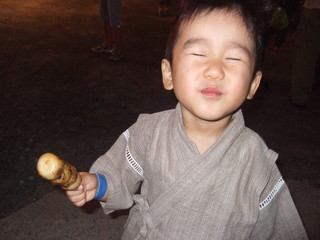 甚平を来ている子ども　夏祭り