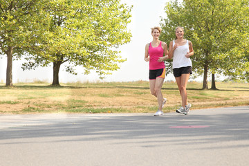 zwei junge Frauen beim joggen