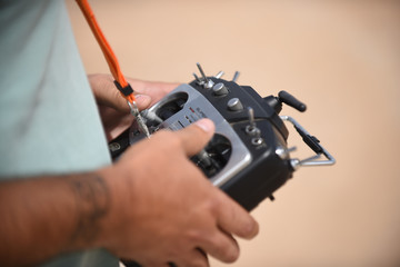 Emisora controlando drone