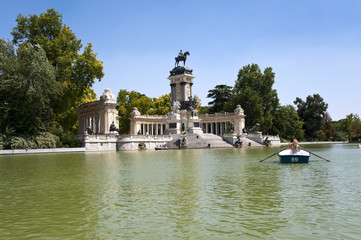 Fototapeta na wymiar Retiro Park Madrid Parque del Retiro Denkmal Alfonso XII. 
