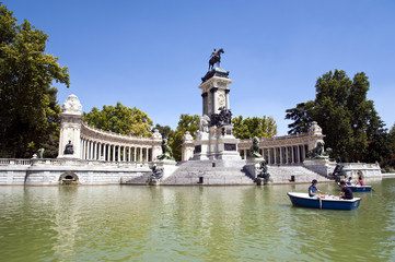 Fototapeta na wymiar Retiro Park Madrid Parque del Retiro Denkmal Alfonso XII. 