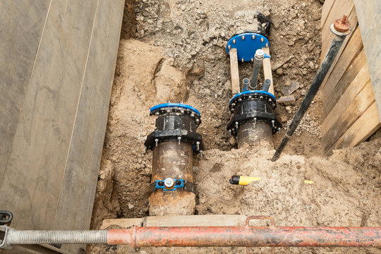 Bauarbeiten an einer Frischwasserleitung aus Stahlguss