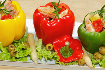 Paprikaschoten, gefüllt, gegrillte Putenbrust, Gemüse, Salat