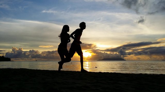 Sc&egrave;ne de vie au cr&eacute;puscule sur une plage