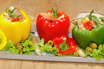 Paprikaschoten, gefüllt, gegrillte Putenbrust, Gemüse, Salat