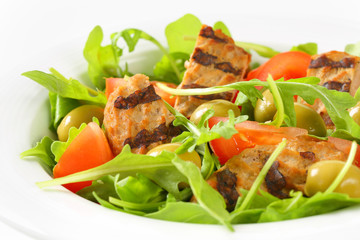 Grilled patty with fresh vegetable salad