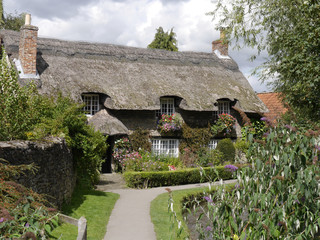 Fototapeta na wymiar Thatched cottage