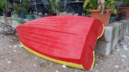 Obraz premium Barque posée sur la plage