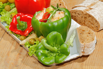 Paprikaschoten, gefüllt, gegrillte Putenbrust, Gemüse, Salat