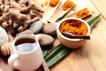 Phlai herb, Cassumunar ginger both fresh and as a powder 