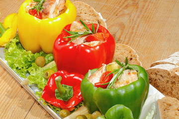 Paprikaschoten, gefüllt, gegrillte Putenbrust, Gemüse, Salat