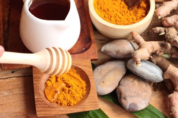 Phlai herb, Cassumunar ginger both fresh and as a powder 