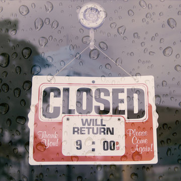 closed sign board hang on the door