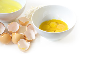 Separate the eggs for baking, egg yolk and egg white in bowls, e