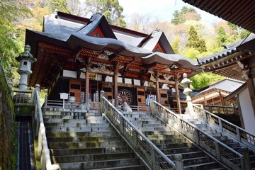善法寺（曹洞宗三大祈願所）／山形県鶴岡市にある善法寺を撮影した写真です。善宝寺は平安時代、妙達上人が開いた龍華寺に始まる曹洞宗寺院であり、小田原の最乗寺、豊川の妙厳寺とともに曹洞宗三大祈願所のひとつです。海の守護神である、龍神さまを祀っている寺院として、北海道、東北、北陸をはじめ全国の漁業関係者より絶大な信頼があります。かつて、池の人面魚が有名になったことがあります。