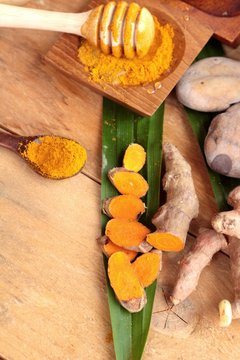 Phlai herb, Cassumunar ginger both fresh and as a powder 