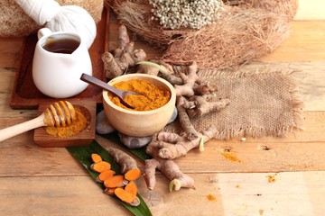 Phlai herb, Cassumunar ginger both fresh and as a powder 