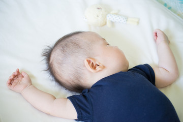 眠っている赤ちゃん