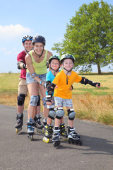 Familie beim inlineskating