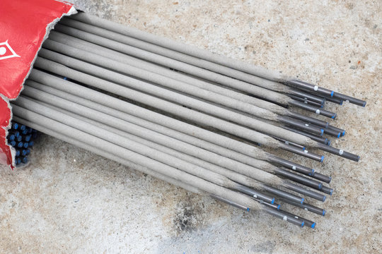 Welding rod for SMAW welding method