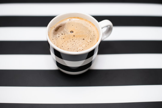 eine Tasse Kaffee schwarz wei&szlig;