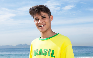 Portrait eines Brasilien-Fans am Strand