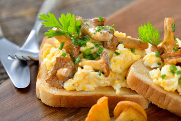 Toast mit Rührei und frischen Sahne-Pfifferlingen