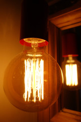 leuchtende Glühbirne mit Glühdrähten