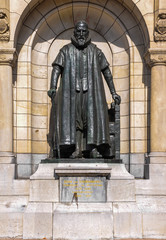 Fototapeta na wymiar Estatua de Johan van Oldenbarnevelt en Rotterdam, Holanda