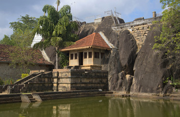 Fototapeta na wymiar Вход в пещерный храм во дворце Исурумуния. Анурадхапура, Шри-Ланка