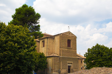 Fototapeta na wymiar Antica chiesa a Corinaldo nelle Marche