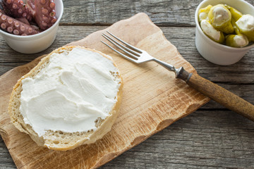 Brötchen mit Ricotta und Antipasti