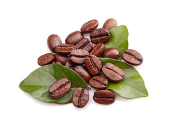 Fototapeta premium coffee grains and leaves on white background