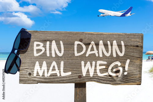 &quot;Holzschild mit der Aufschrift &quot;Bin dann mal weg!&quot; am Strand