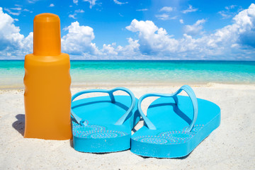 Flips Flops und eine Flasche Sonnenmilch am Strand