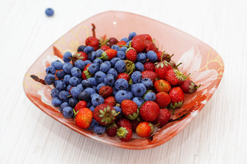 Blueberry and strawberry fruits on a plate