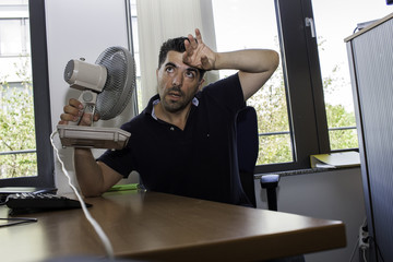 Heißer Tag im Büro