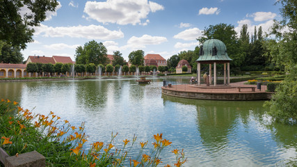 Fototapeta premium Kurpark mit Teich