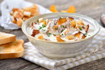 Hausgemachte Cremesuppe mit frischen Pfifferlingen