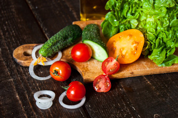 свежие овощи на деревянном столе