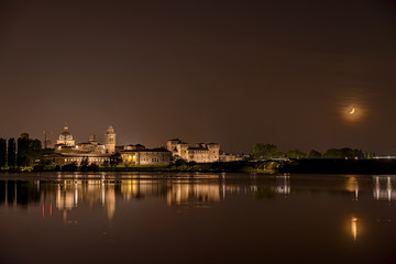 Fototapeta na wymiar Mantua night skyline reflection river