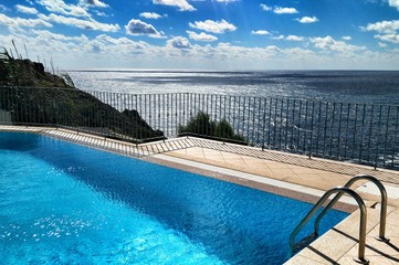 Pool or sea?