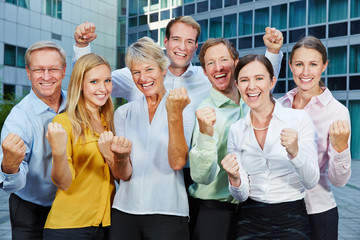 Jubelndes Business Team mit geballten Fäusten