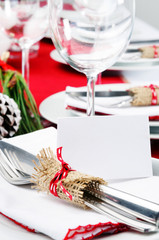 Obraz na płótnie Canvas Red christmas dinner table setting