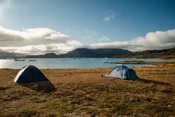 Fotobehang 2 tentes face à l'océan arctique avec des icebergs © manta94
