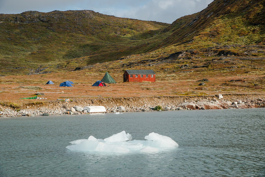 Campement au Groenland face à un reste d'iceberg
