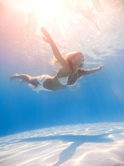 Obraz na płótnie Canvas beautiful woman in white dress underwater