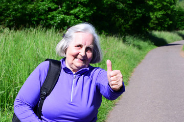 Seniorin bei Wanderung